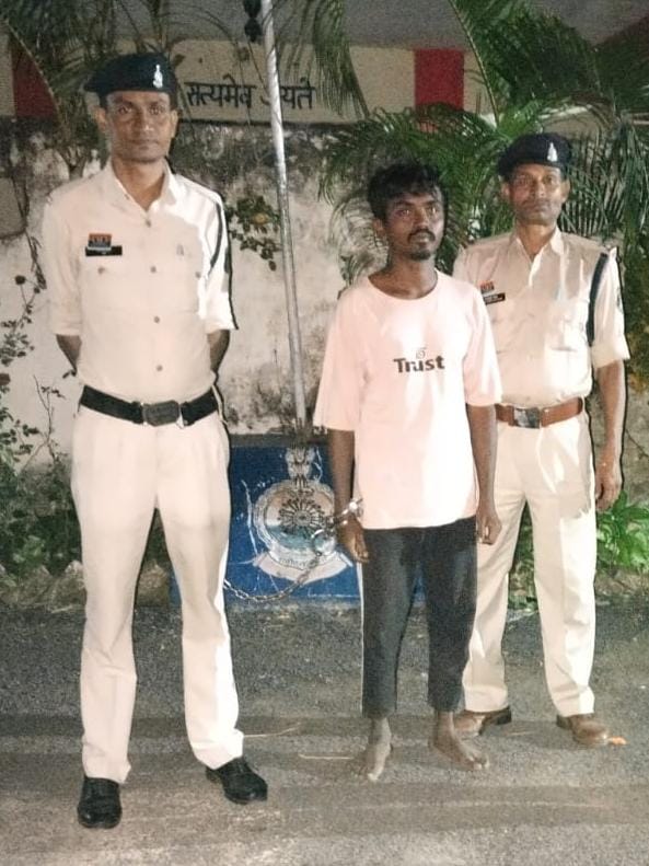 पुलिस गिरफ्त में आरोपित. पुलिस गिरफ्त में आरोपित.