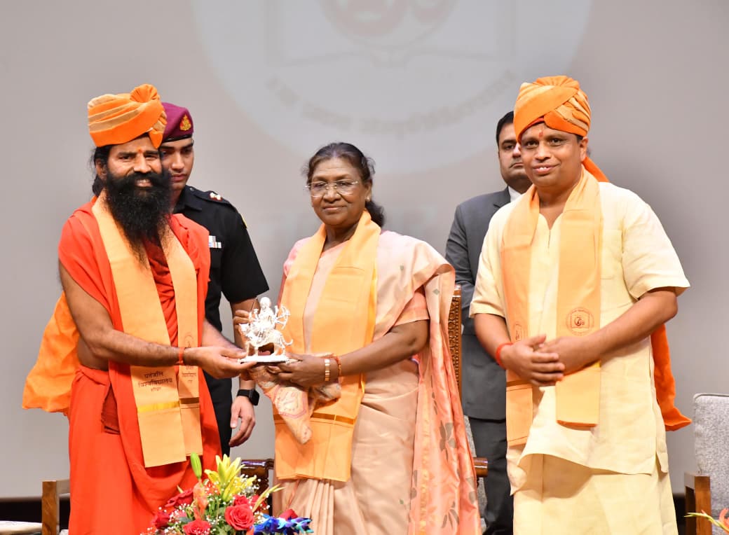 राष्ट्रपति के साथ स्वामी रामदेव व आचार्य बाल कृष्ण