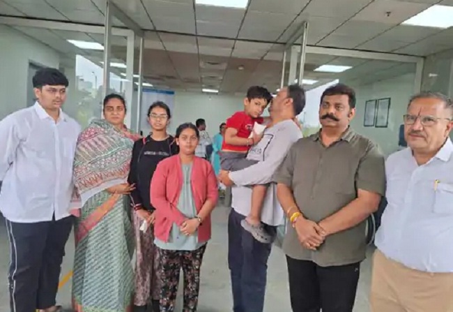 अस्पताल में मौजूद रहा महिला वकील अभिजीता का परिवार