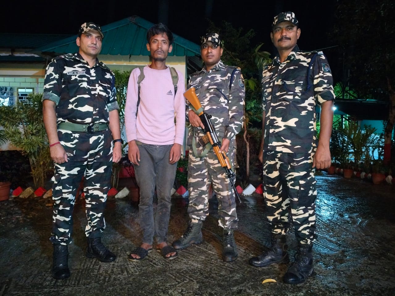 पकड़े गए बांग्लादेशी नागरिक के साथ एसएसबी जवान पकड़े गए बांग्लादेशी नागरिक के साथ एसएसबी जवान