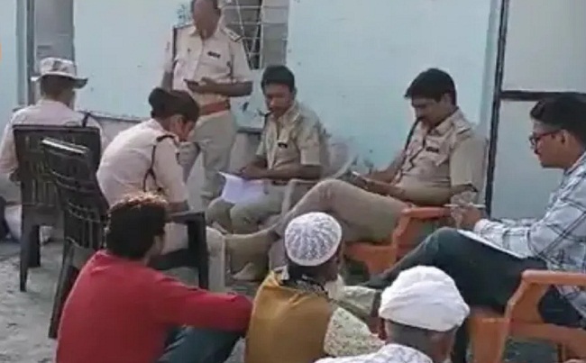 खंडवा जिले में मदरसे में कार्रवाई करती हुई पुलिस