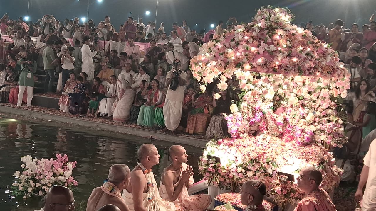 नाैका Bihar करते हुए ठाकुरजी राधा चन्द्र नाैका Bihar करते हुए ठाकुरजी राधा चन्द्र