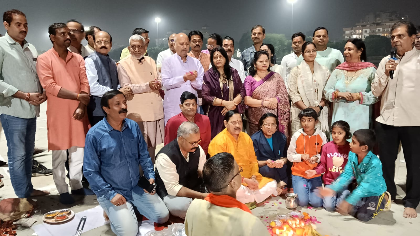 गोमती के किनारे देव दीपावली मनाते लोग गोमती के किनारे देव दीपावली मनाते लोग