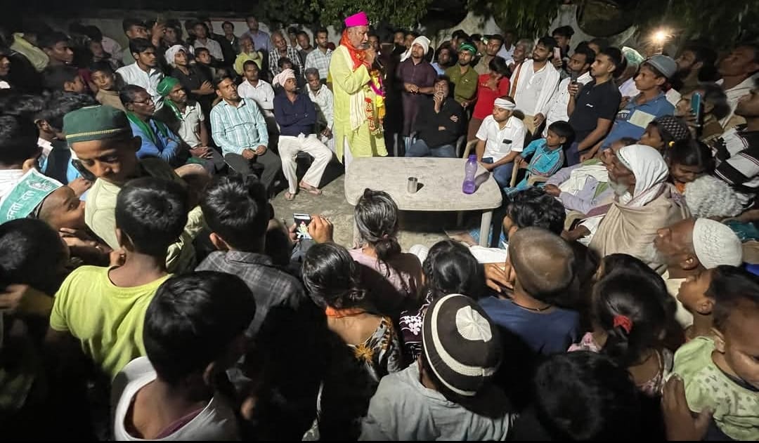 Alinagar (Darbhanga): Binod Mishra in public meeting. Alinagar (Darbhanga): Binod Mishra in public meeting.