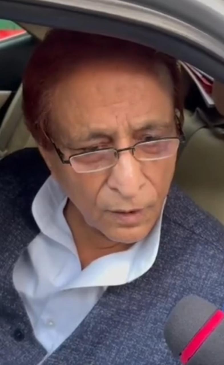 मुरादाबाद में निजी कार्यक्रम में शामिल होने आए सपा नेता मोहम्मद आजम खां पत्रकारों से बातचीत करते हुए.