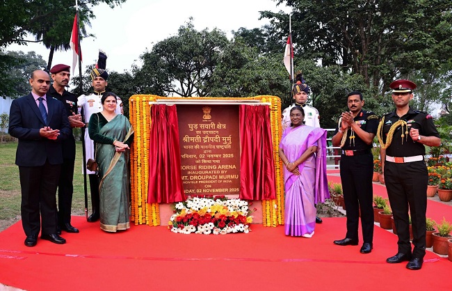 देहरादून के राष्ट्रपति निकेतन में फुटओवर ब्रिज और घुड़सवारी क्षेत्र का द्रौपदी मुर्मु  लोकार्पण करती।