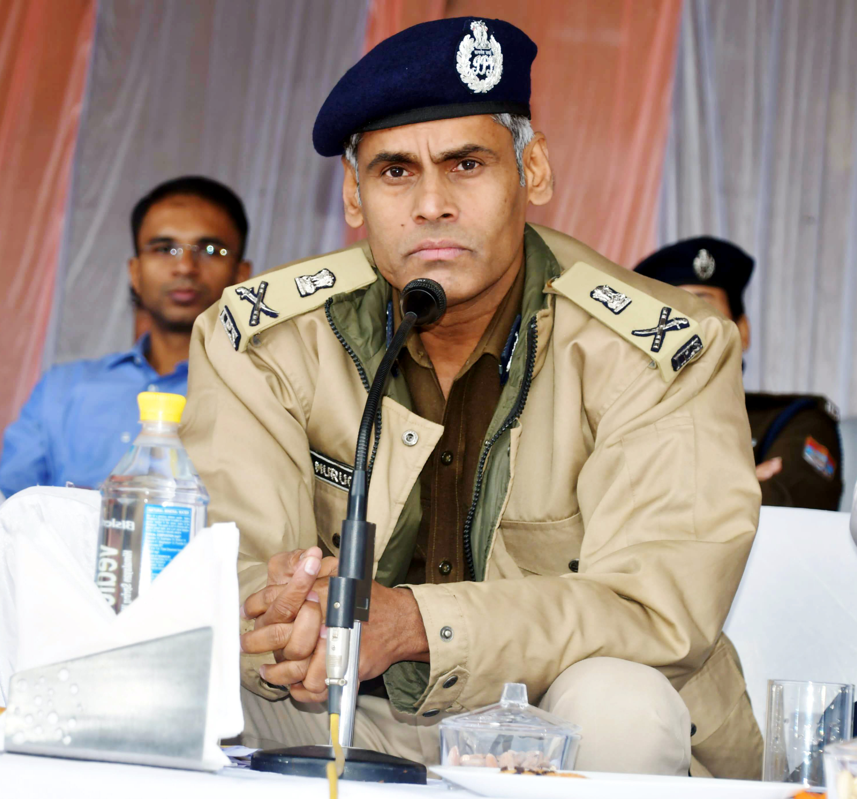 पुलिस कर्मियों को संबोधित करते पुलिस महानिदेशक अपराध एवं कानून व्यवस्था डॉ. वी मुरुगेशन।