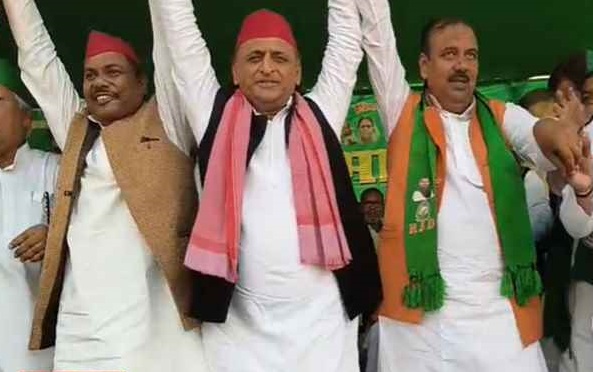 समस्तीपुर में मंच पर अखिलेश यादव मंच पर