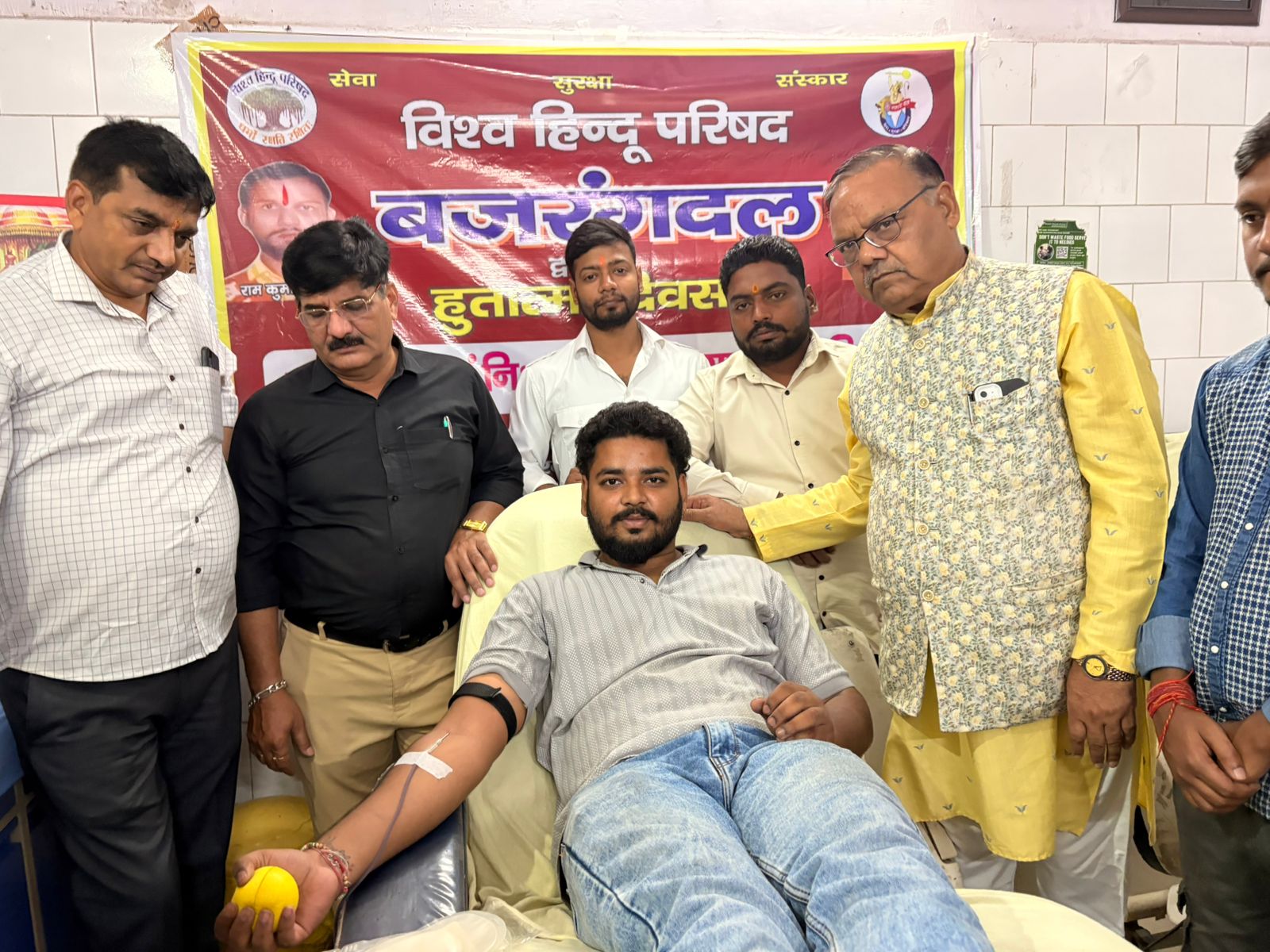 विश्व हिंदू परिषद बजरंग दल द्वारा मुरादाबाद में हुतात्मा दिवस पर लगाए गए रक्त दान शिविर में रक्तदान करता पदाधिकारी। विश्व हिंदू परिषद बजरंग दल द्वारा मुरादाबाद में हुतात्मा दिवस पर लगाए गए रक्त दान शिविर में रक्तदान करता पदाधिकारी।