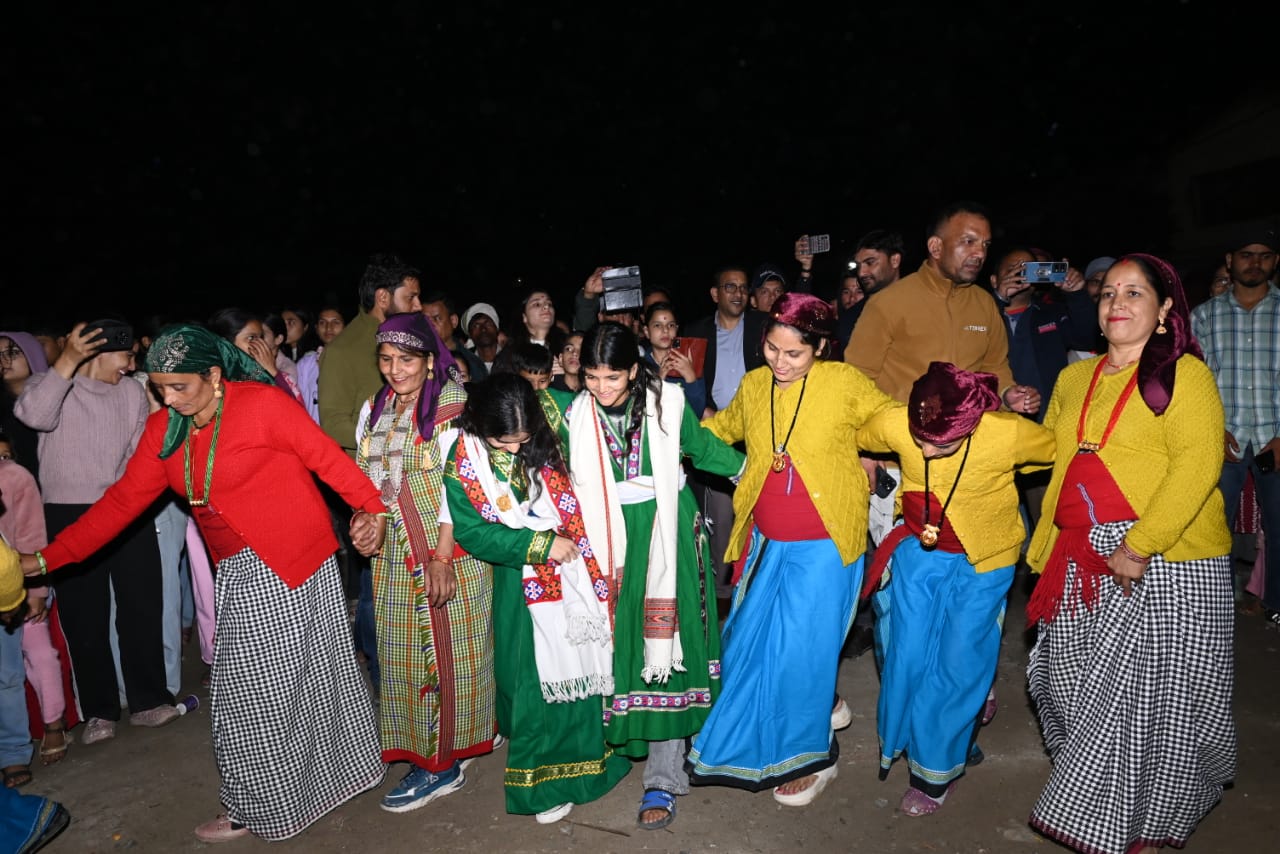 उत्तरकाशी हर्षोल्लास के साथ मनाया गया इगास लोक पर्व उत्तरकाशी हर्षोल्लास के साथ मनाया गया इगास लोक पर्व