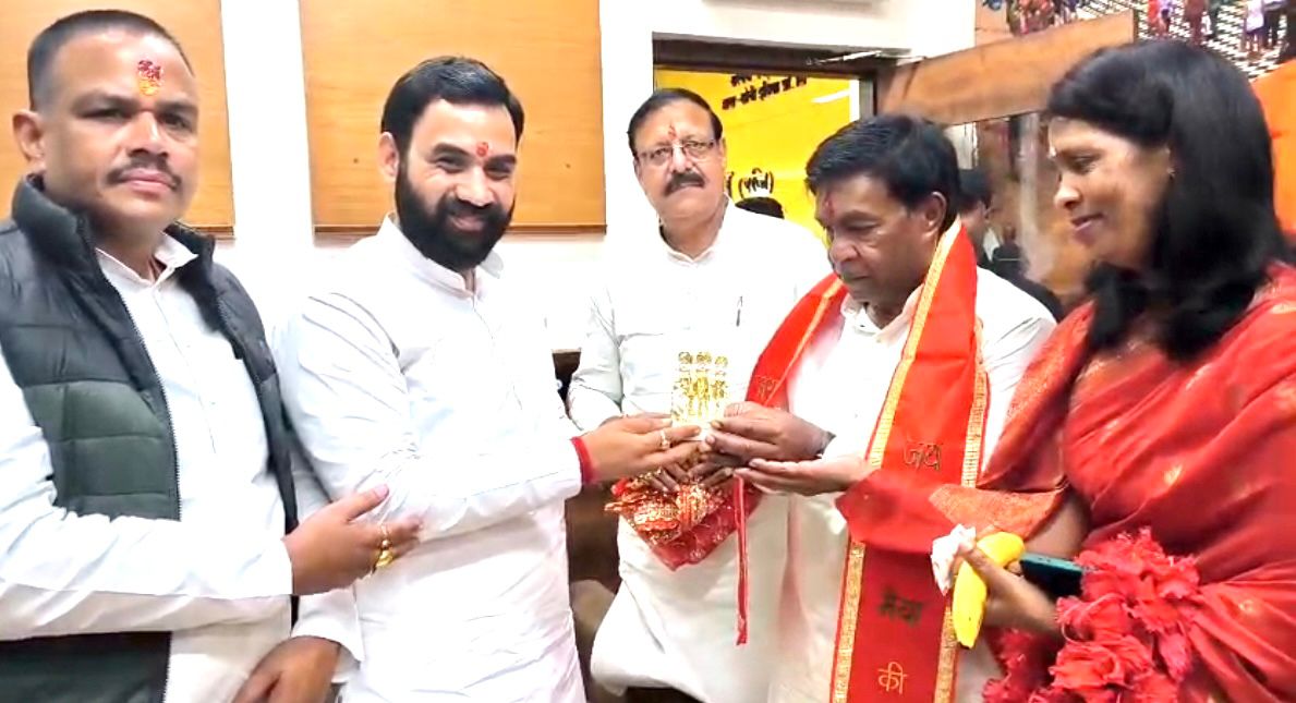 मॉरीशस के पूर्व राष्ट्रपति अपनी पत्नी के साथ हर की पैड़ी पर