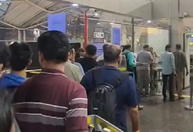 इंदौर एयरपोर्ट पर उमड़ी भीड़ की तस्वीर इंदौर एयरपोर्ट पर उमड़ी भीड़ की तस्वीर