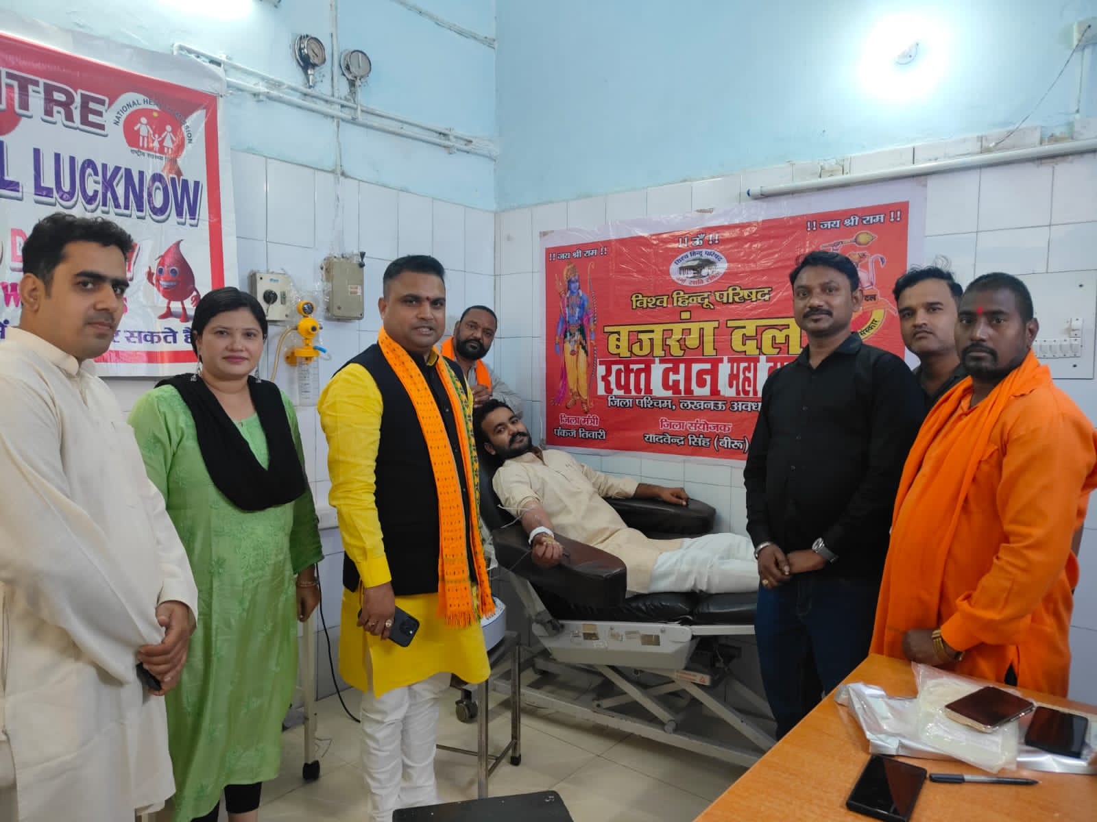 रक्तदान करते बजरंग दल के कार्यकर्ता