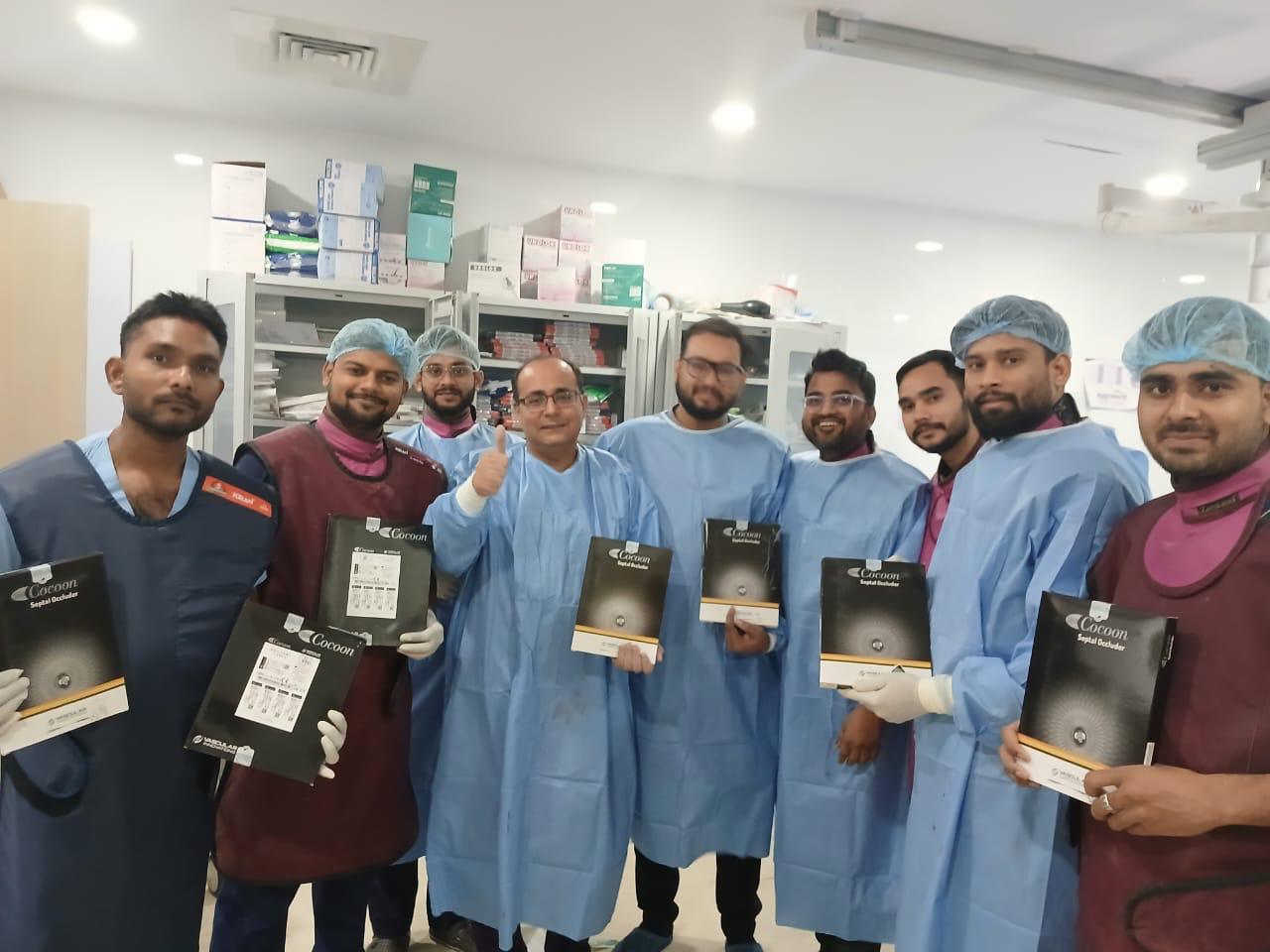 एसआरएन में जटिल सर्जरी करने वाले चिकित्सकों की टीम का छाया चित्र