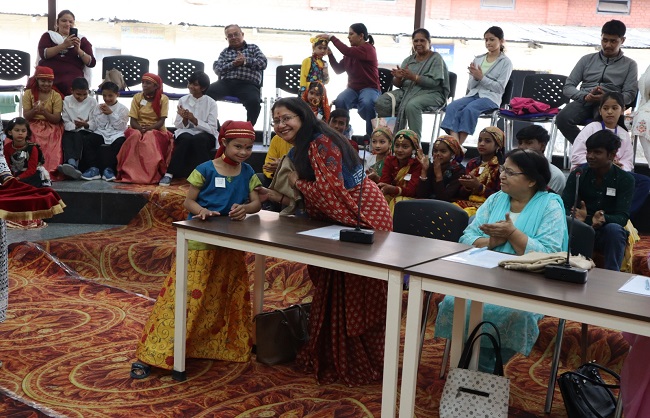 उत्तराखंड टैलेंट शो में बच्चे प्रस्तुति देते। उत्तराखंड टैलेंट शो में बच्चे प्रस्तुति देते।