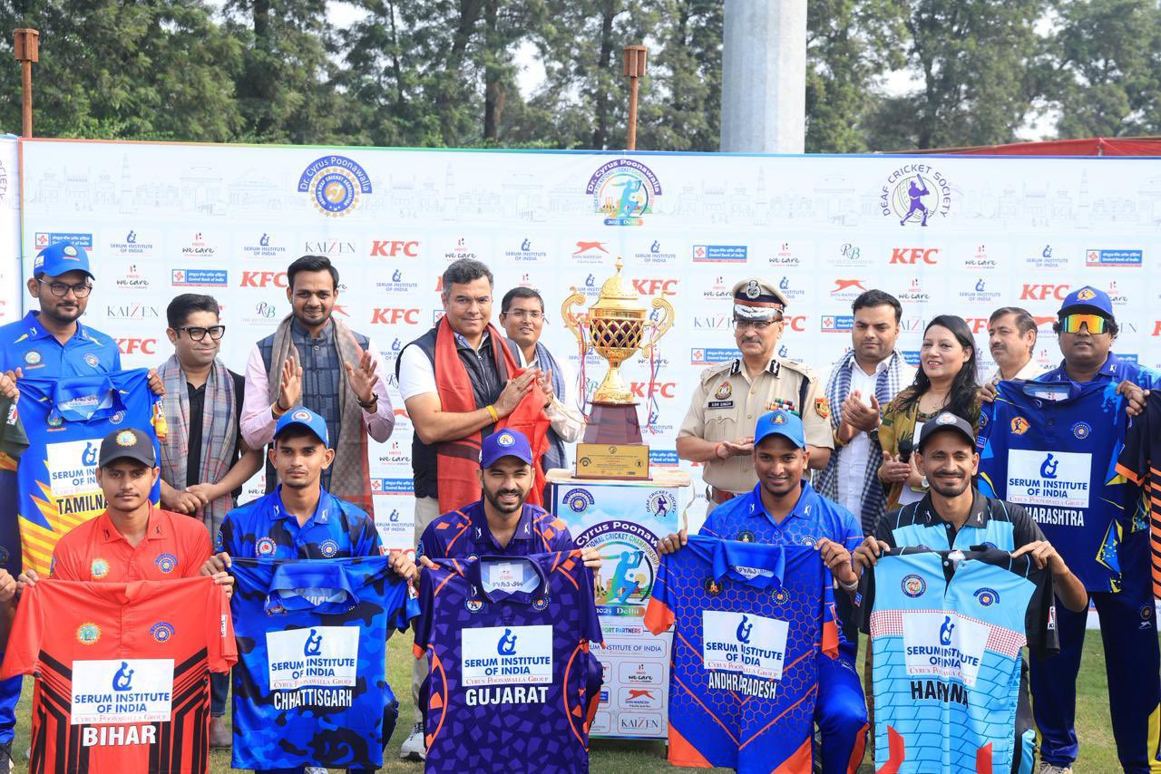 छावला में आयोजित आईडीसीए 9वीं टी-20 नेशनल क्रिकेट चैंपियनशिप फॉर द डेफ  की ट्राफी के साथ दिल्ली के लोक निर्माण विभाग के मंत्री प्रवेश साहिब सिंह