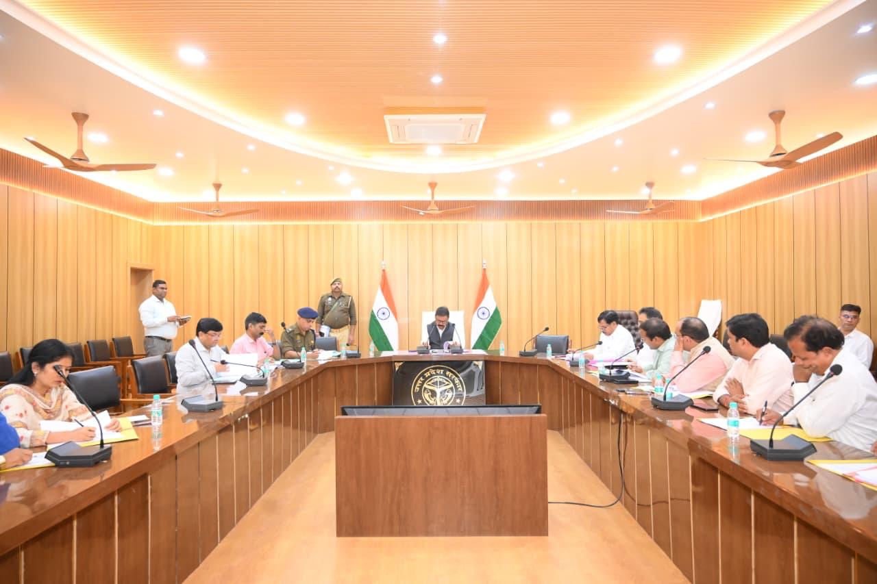 69वीं राष्ट्रीय विद्यालयी वॉलीबॉल प्रतियोगिता को लेकर अधिकारियों के साथ बैठक करते डीएम अविनाश सिंह।