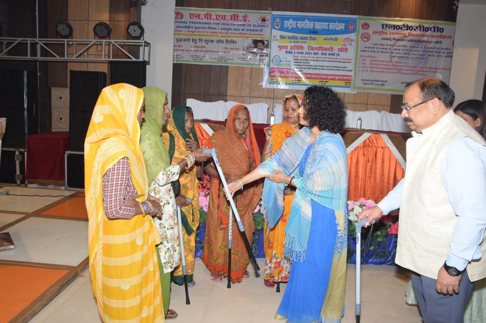 वृद्ध जनों को छड़ी वितरित करती डीएम दुर्गा शक्ति नागपाल व सीएमओ डॉ संतोष गुप्ता वृद्ध जनों को छड़ी वितरित करती डीएम दुर्गा शक्ति नागपाल व सीएमओ डॉ संतोष गुप्ता