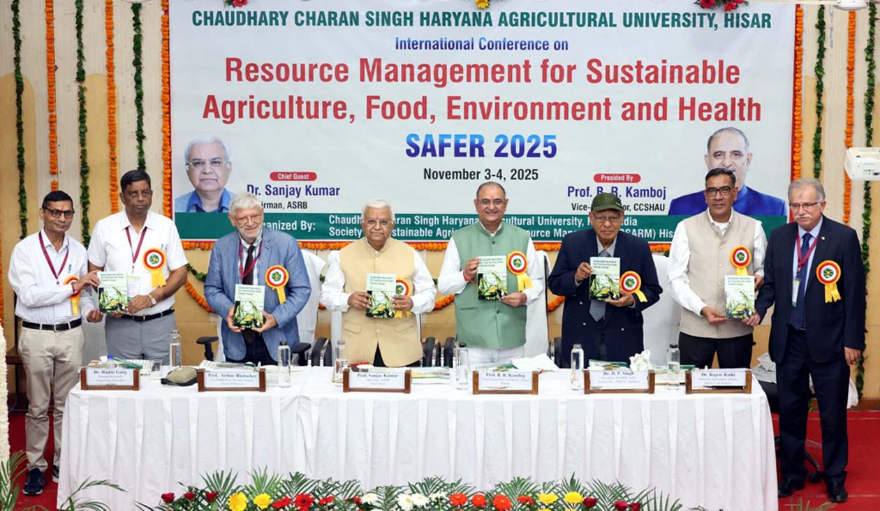 पुस्तक का विमोचन करते मुख्य अतिथि एवं अन्य। पुस्तक का विमोचन करते मुख्य अतिथि एवं अन्य।