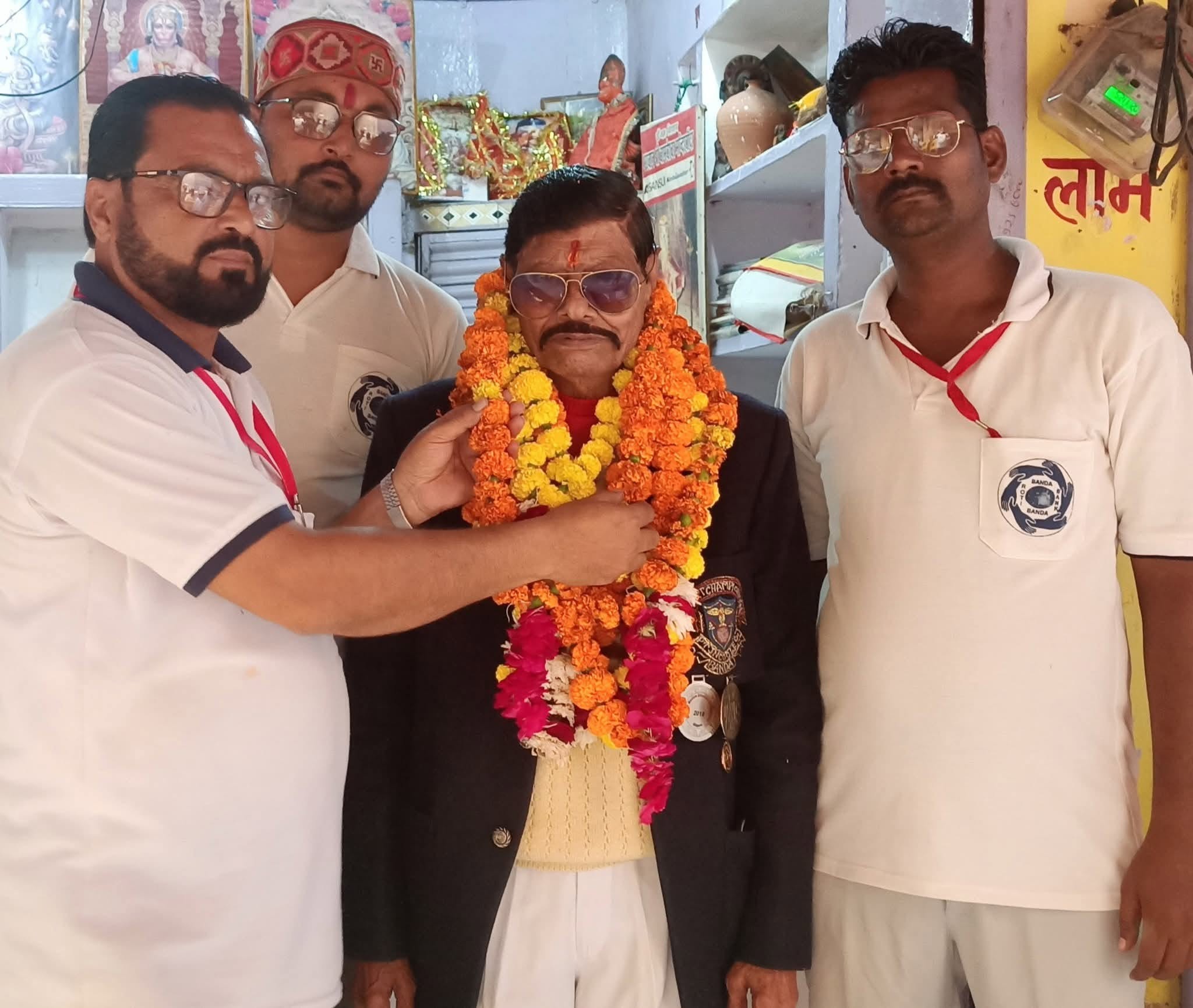 बांदा से रवाना होते समय स्वागत करते पूर्व खिलाड़ी