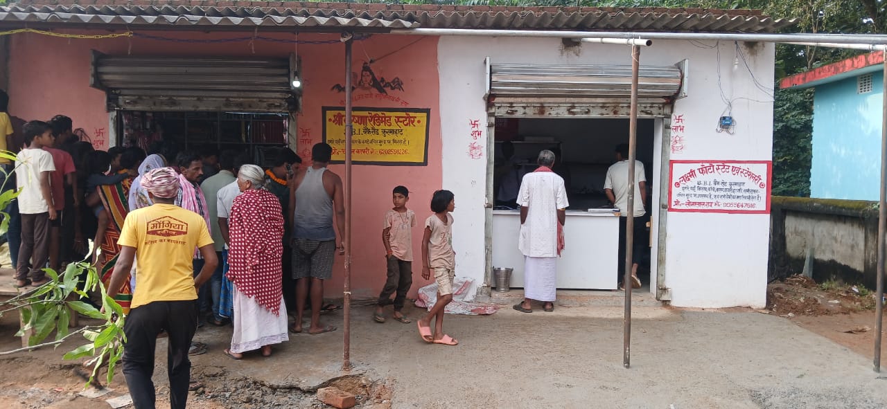 चोरी की सूचना पर जुटे लोग