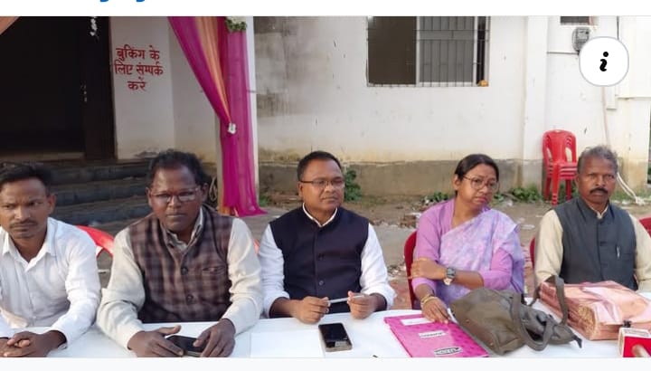 संवाददाता सम्‍मेलन में प्रेमशाही मुंडा समेत अन्‍य लोग