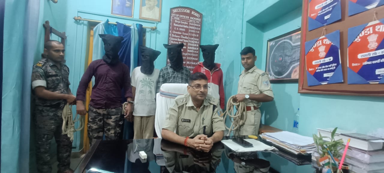 पुलिस जानकारी देते हुए पुलिस जानकारी देते हुए