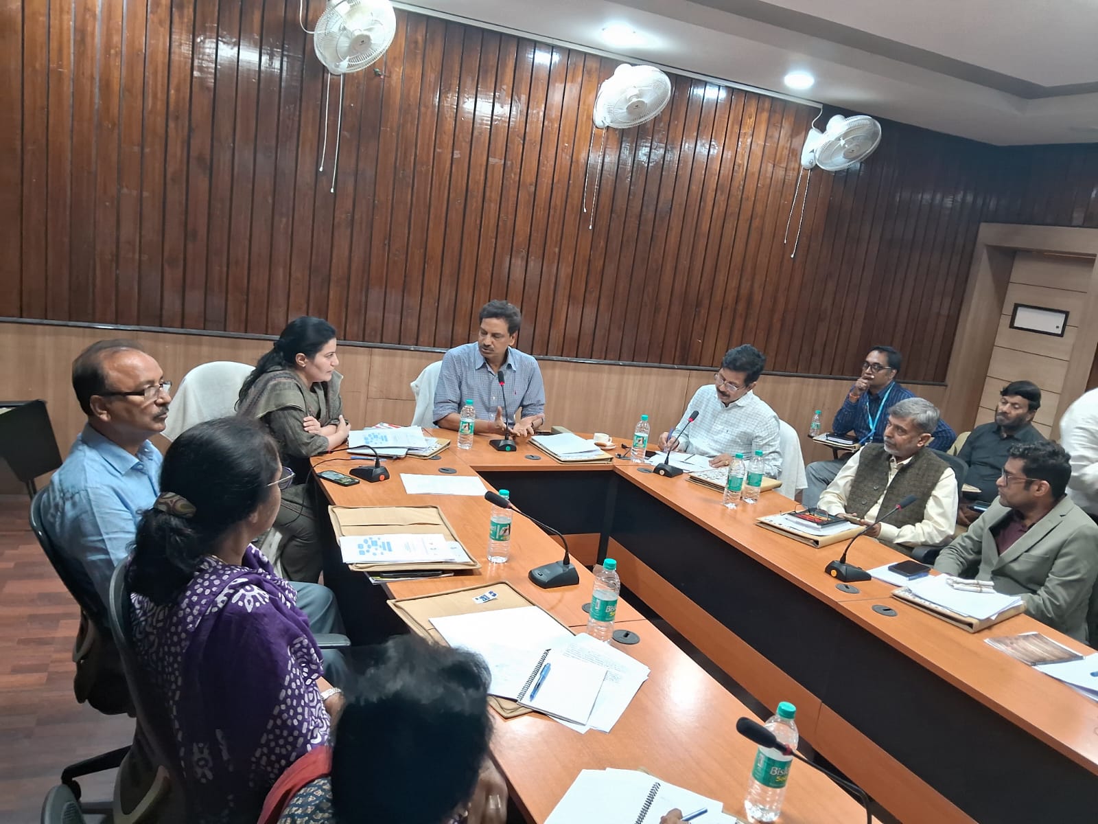 बैठक में अपर मुख्‍य सचिव अजय सिंह समेत अन्‍य