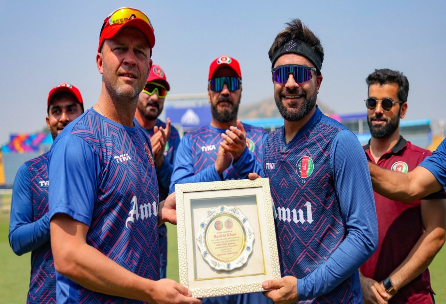 अफगानी खिलाड़ियों के साथ मुख्य कोच जोनाथन ट्रॉट