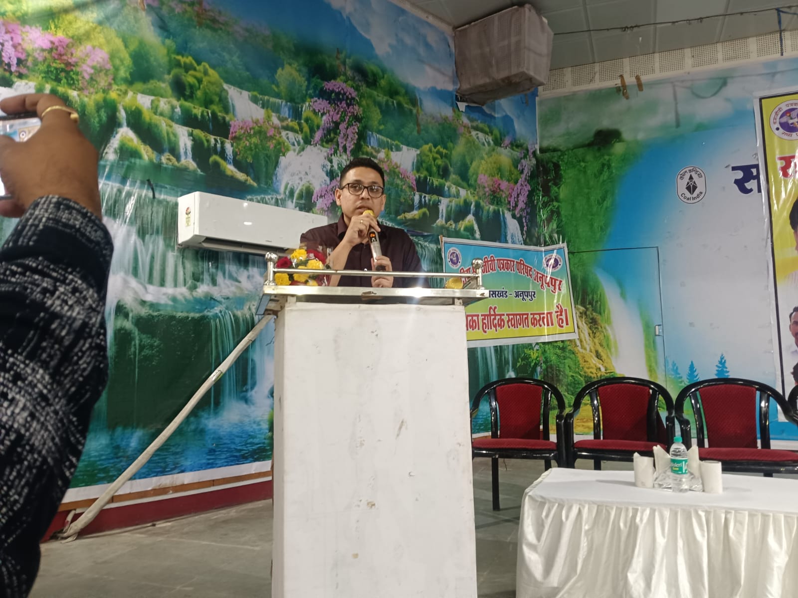 कलेक्टर संबाेधित करते हुए कलेक्टर संबाेधित करते हुए