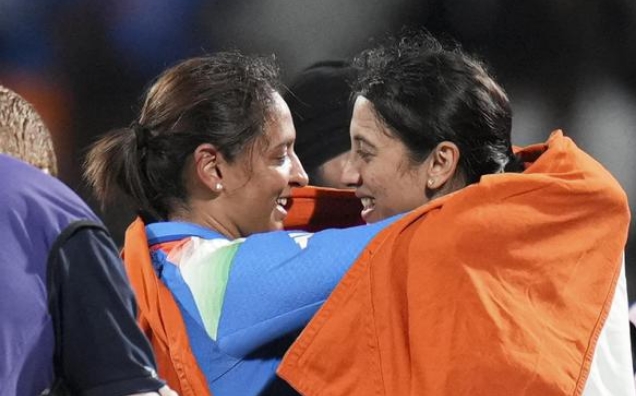 विश्व कप जीतने के बाद स्मृति मंधाना और हरमनप्रीत कौर