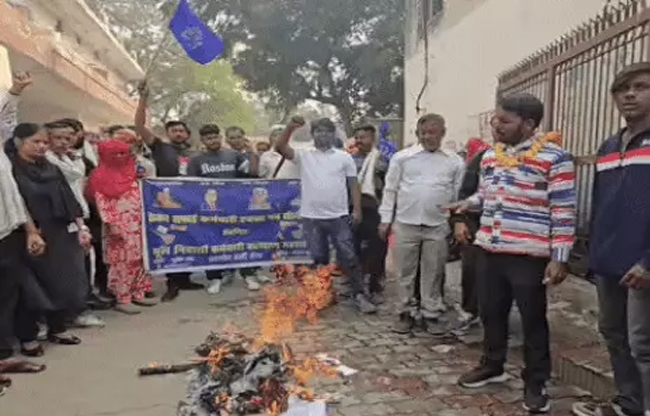 सोनीपत ठेका प्रथा की प्रतियां जलाकर रोष प्रकट करते सफाई कर्मचारी. सोनीपत ठेका प्रथा की प्रतियां जलाकर रोष प्रकट करते सफाई कर्मचारी.