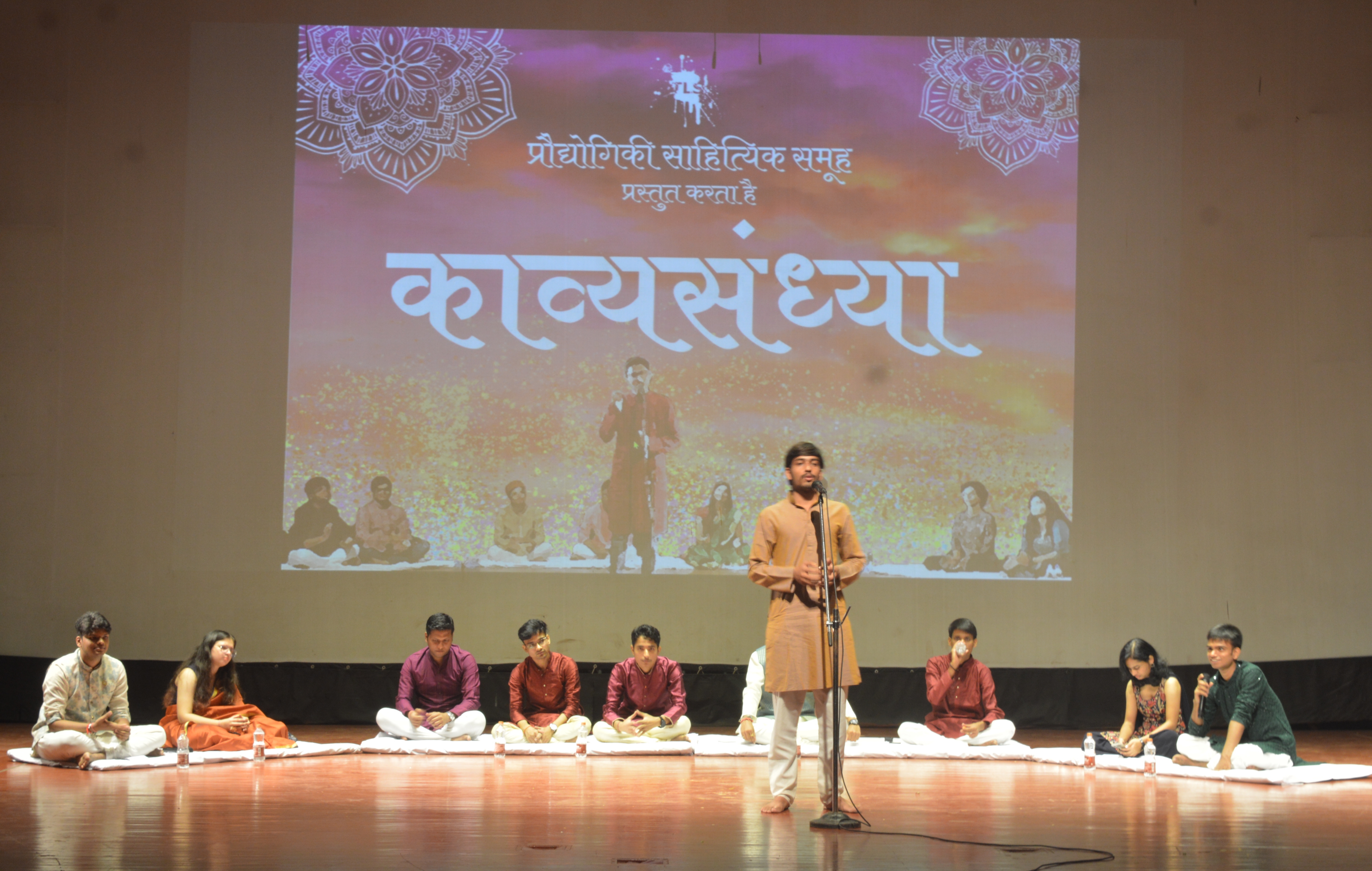 काव्य सम्मेलन आरती में काव्य सम्मेलन आरती में