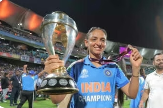 विश्व कप ट्रॉफी के साथ Indian  Captain  हरमनप्रीत कौर