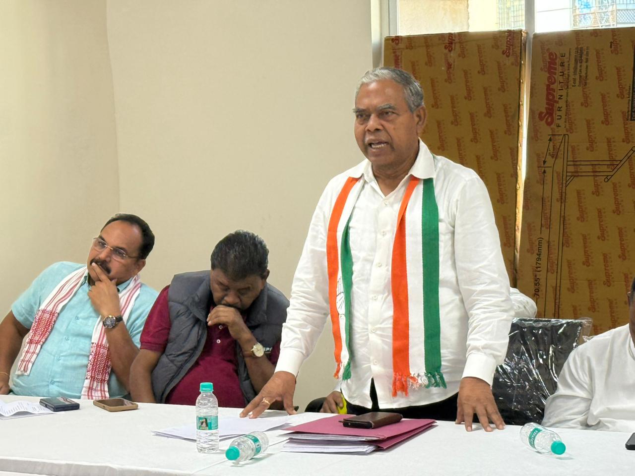 बैठक में बोलते कांग्रेस के प्रदेश अध्‍यक्ष