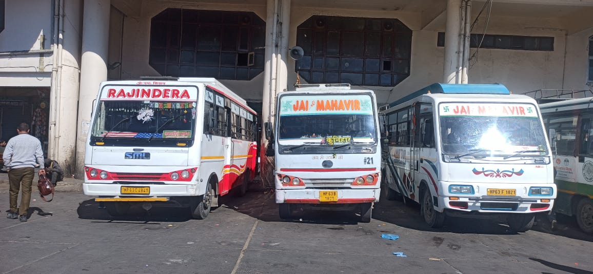 शिमला में निजी बसें