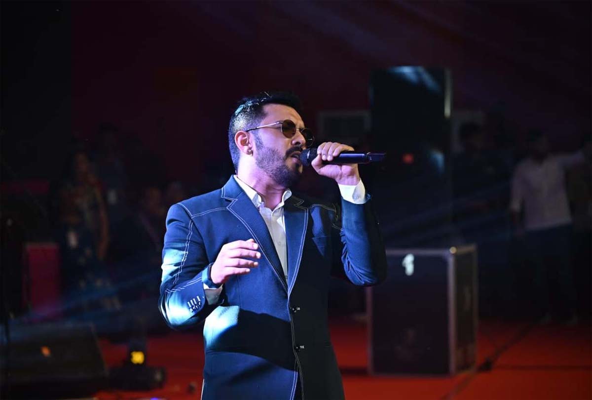 Bollywood के पार्श्व गायक आदित्य नारायण अपनी प्रस्तुति देते Bollywood के पार्श्व गायक आदित्य नारायण अपनी प्रस्तुति देते