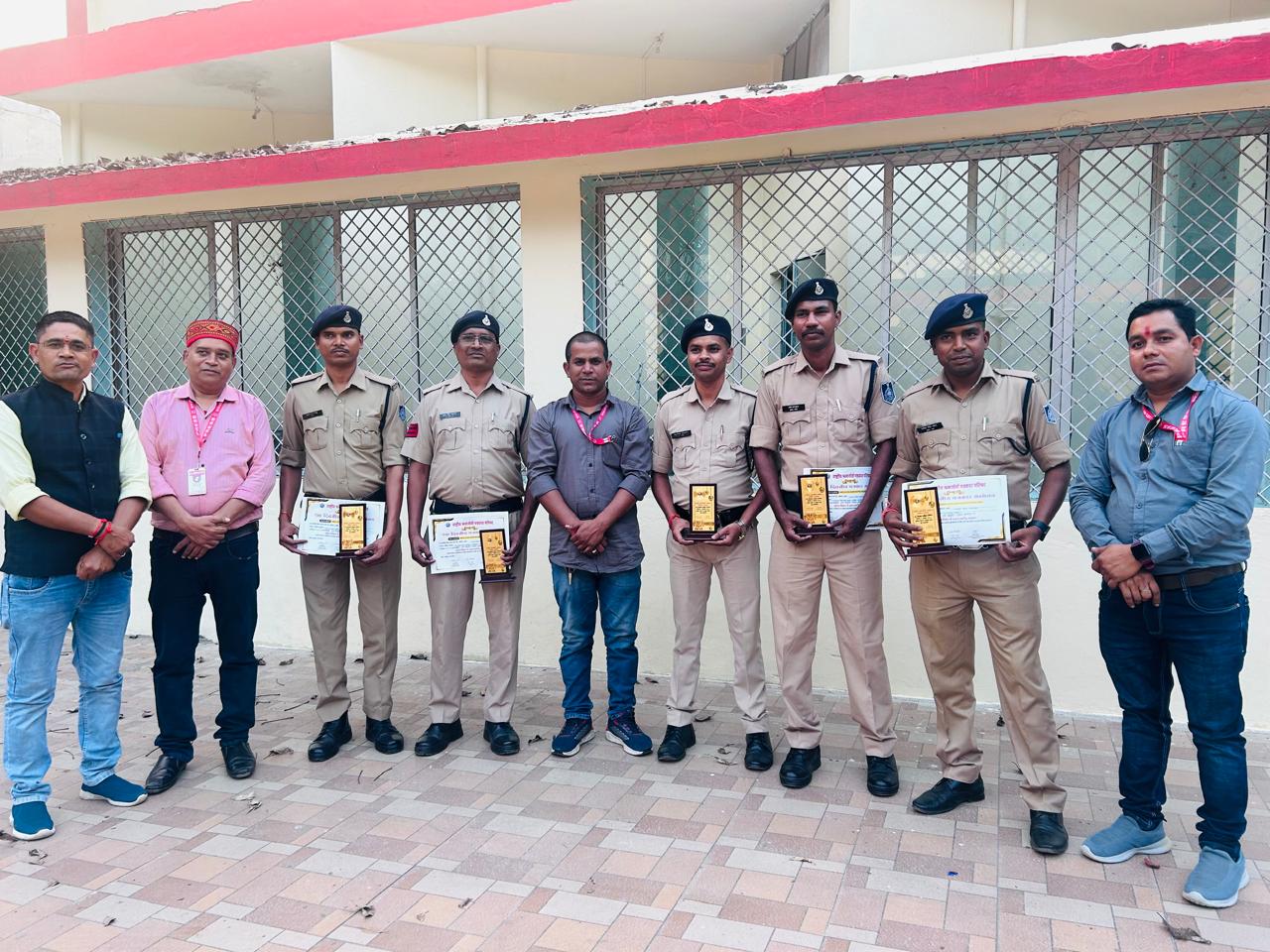 पुलिस कर्मचारियों का सम्मान पुलिस कर्मचारियों का सम्मान