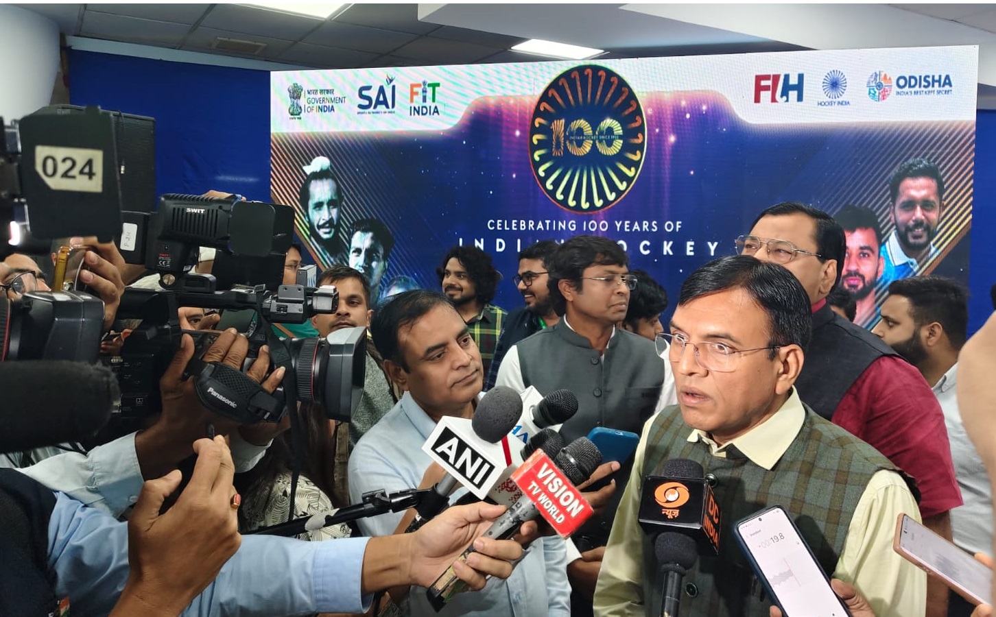 मीडिया से बात करते हुए केंद्रीय खेल मंत्री