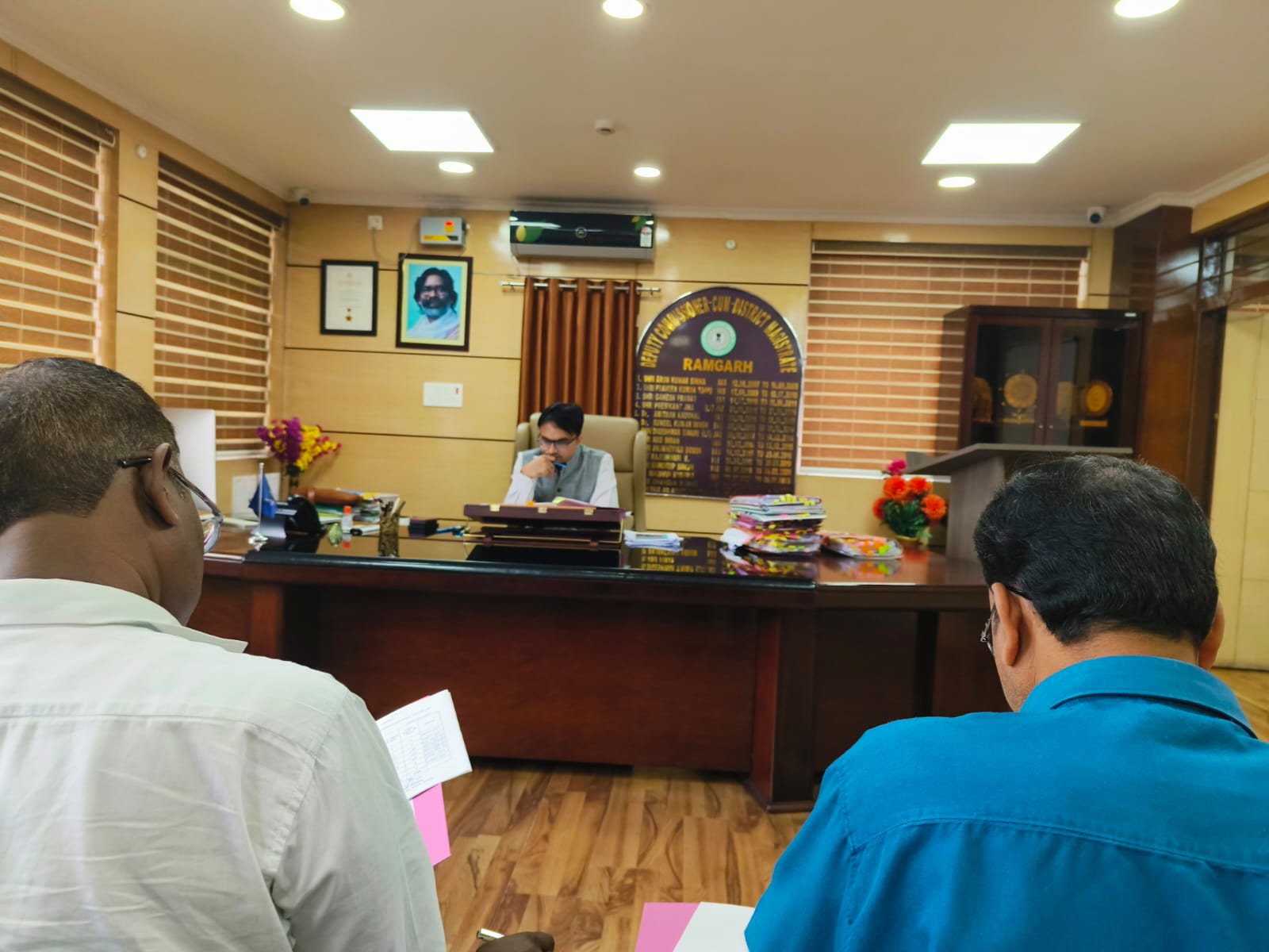 बैठक में शामिल अधिकारी