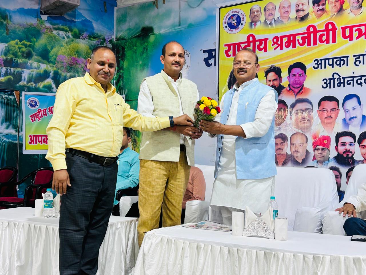 मंत्री काे समाम्नित करते हुए मंत्री काे समाम्नित करते हुए