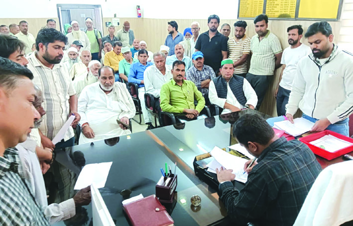 ज्वाइंट मजिस्ट्रेट से वार्ता करते हुए ज्वाइंट मजिस्ट्रेट से वार्ता करते हुए