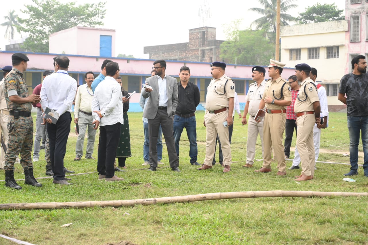 CM नीतीश कुमार का प्रस्तावित दौरा: DM और SP ने रानीगंज में सुरक्षा और विधि व्यवस्था का लिया जायजा
