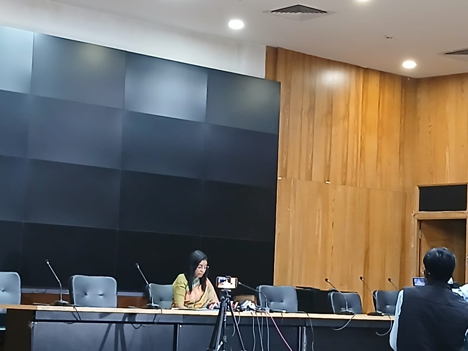 कैबनेट की बैठक के बाद मीडिया को जानकारी देते कैबिनेट सचिव कैबनेट की बैठक के बाद मीडिया को जानकारी देते कैबिनेट सचिव