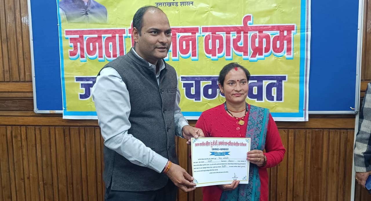 ग्राम प्रधानों को सम्मानित करते जिलाधिकारी