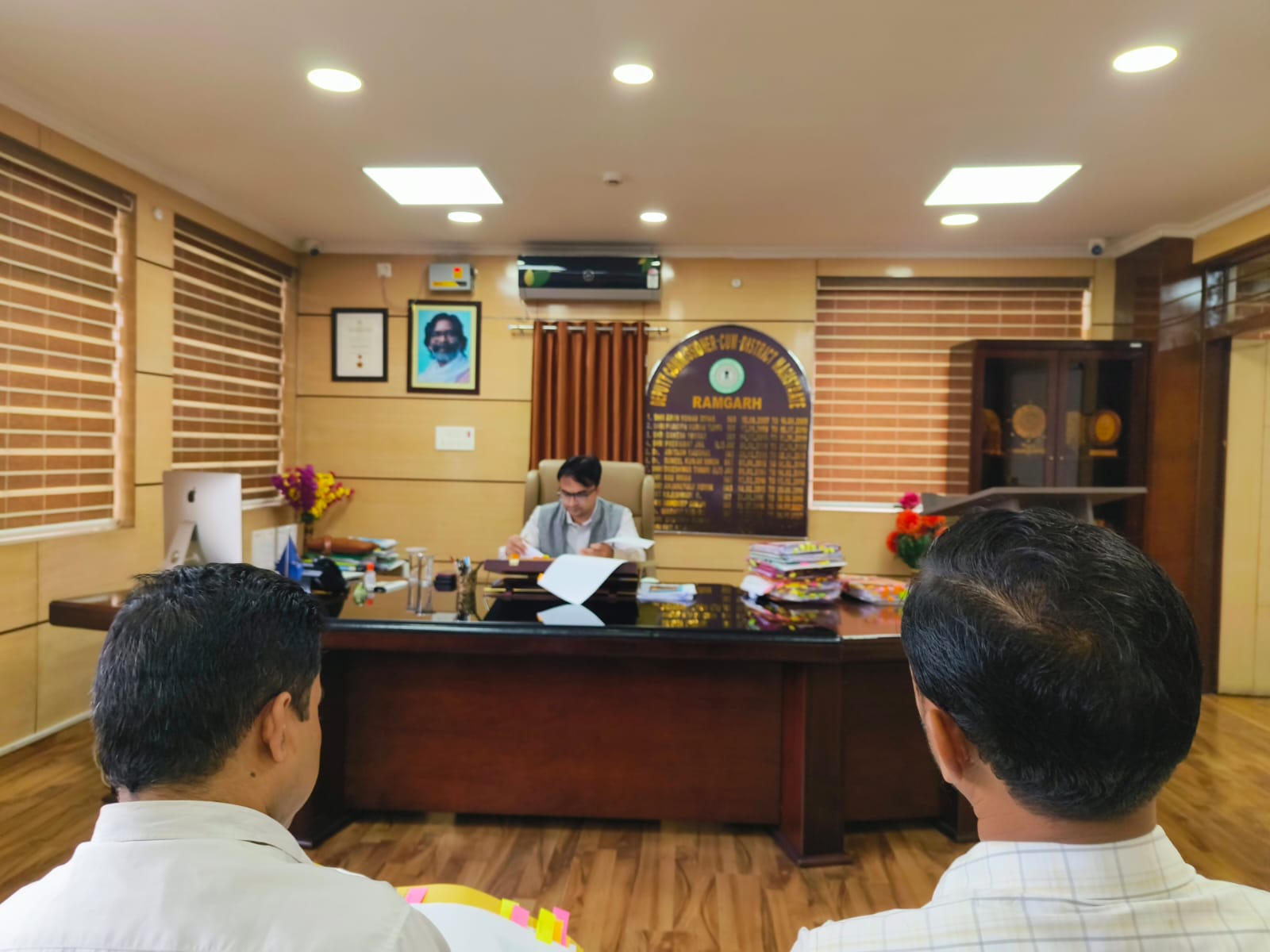 बैठक में शामिल अधिकारी बैठक में शामिल अधिकारी