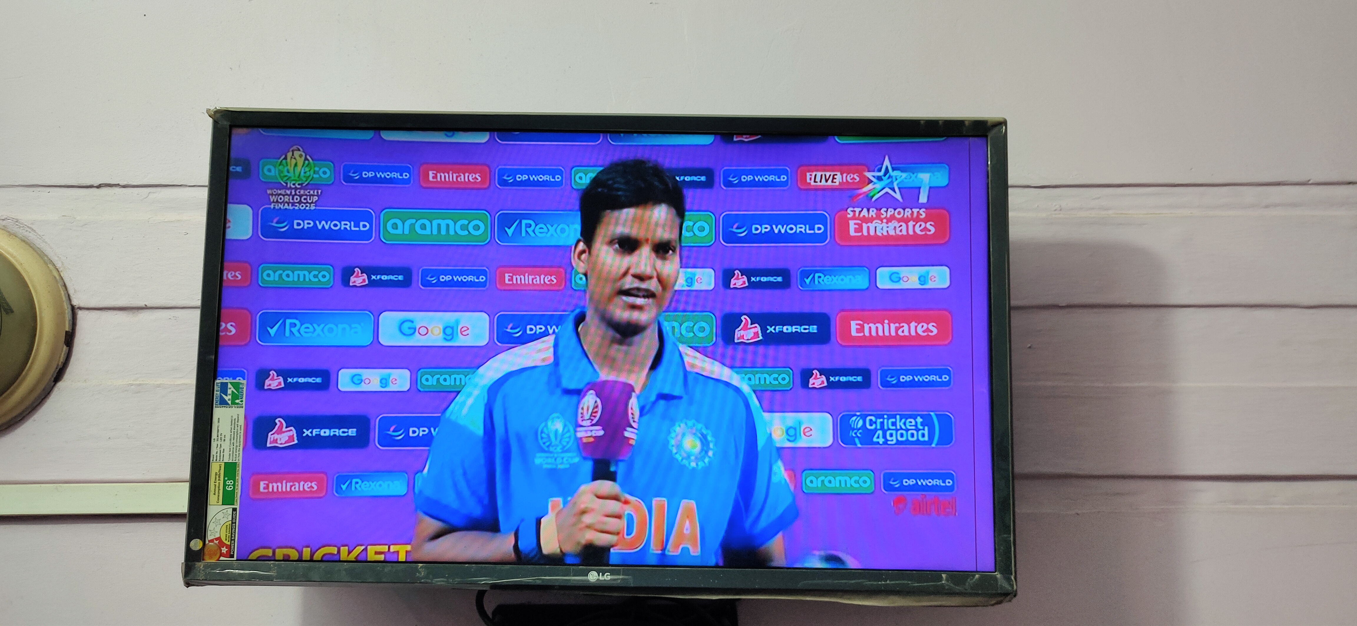 महिला क्रिकेट विश्व कप के फाइनल मैच में भारतीय टीम की जीत के बाद प्लेयर ऑफ टूर्नामेंट चुनी गई दीप्ति शर्मा।