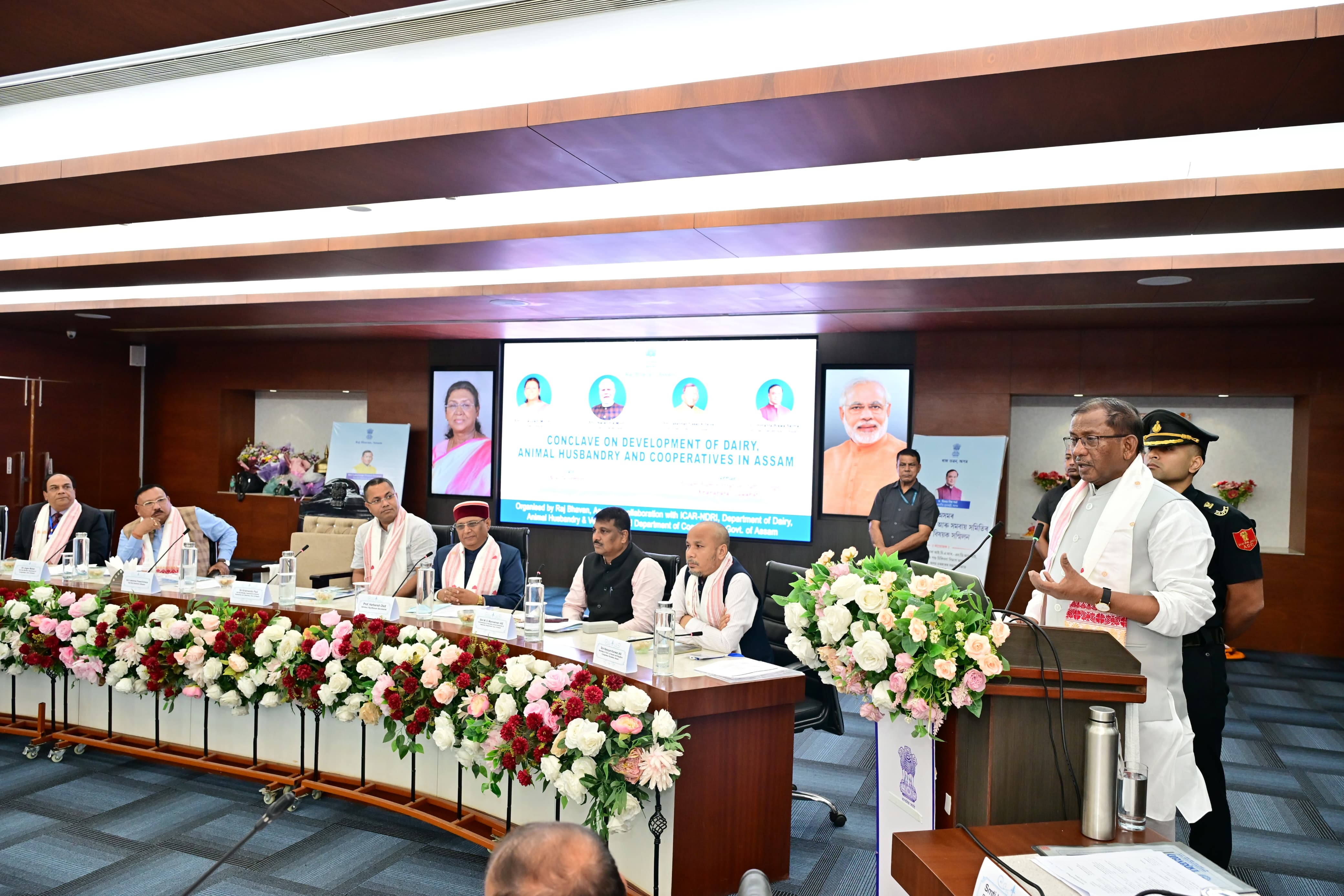 असम में डेयरी, पशुपालन और सहकारिता पर दो दिवसीय सम्मेलन का उद्घाटन करते हुए राज्यपाल लक्ष्मण प्रसाद आचार्य।