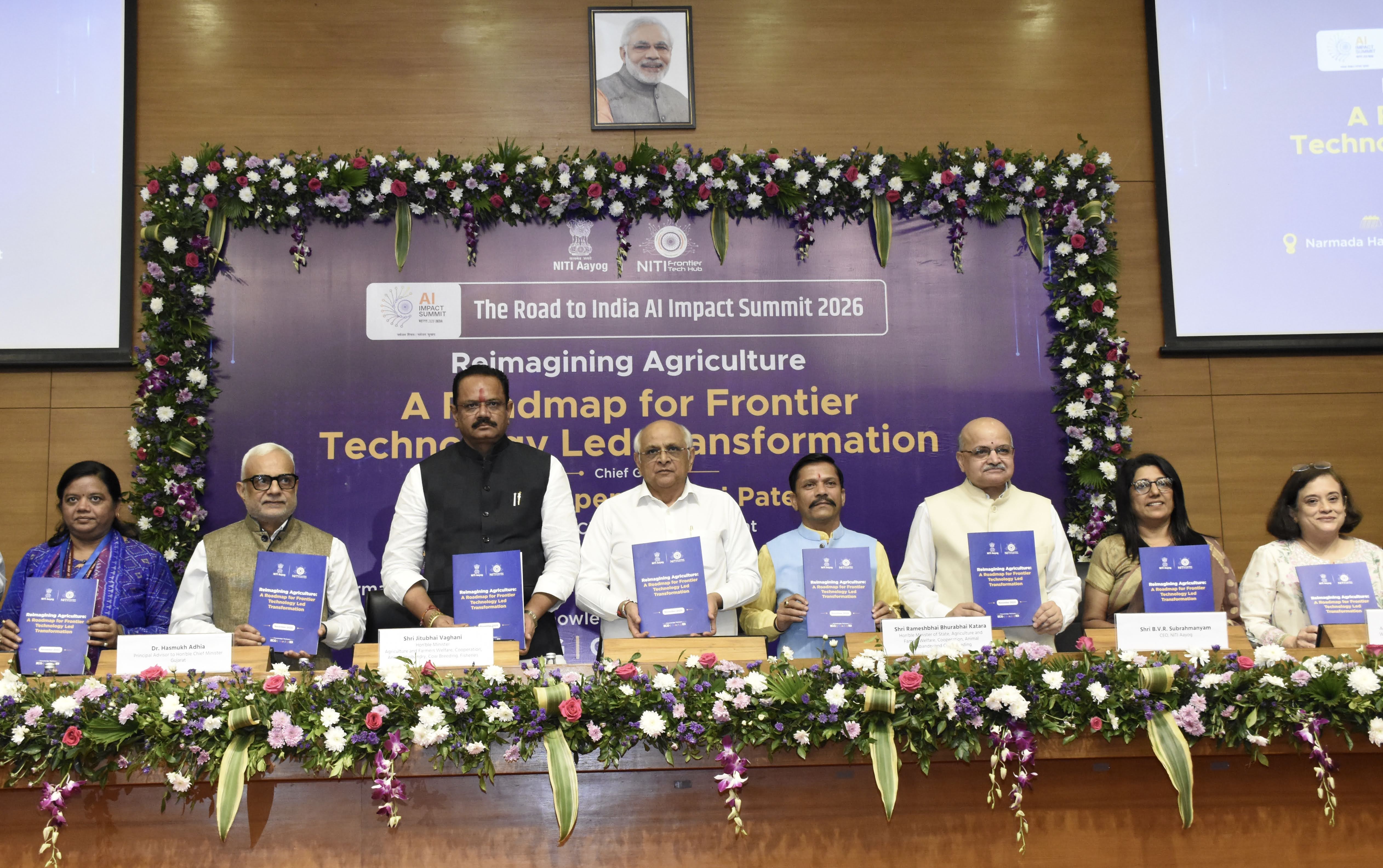 मुख्यमंत्री भूपेंद्र पटेल अनावरण करते हुए