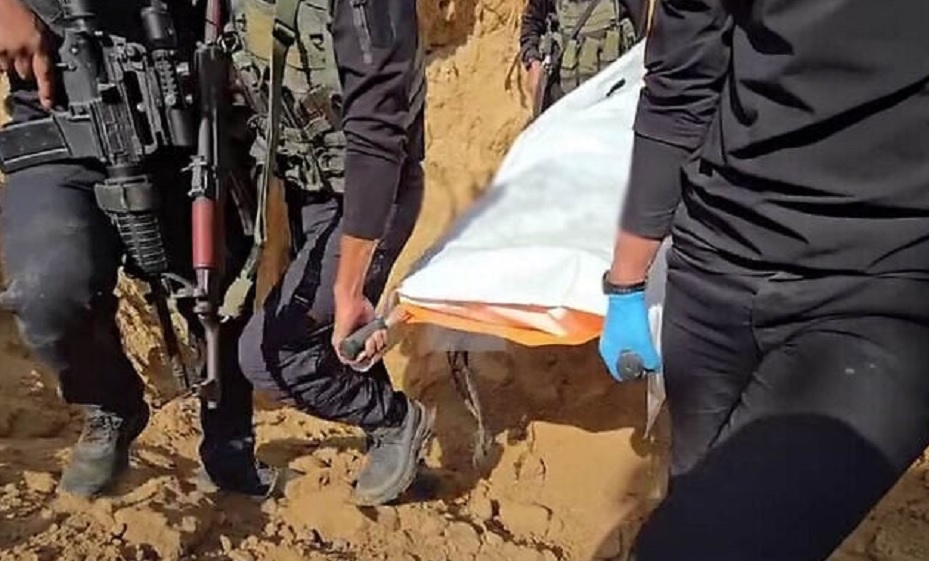 सोशल मीडिया पर दो नवंबर को प्रसारित एक फुटेज में गाजा में एक मृत बंधक के अवशेषों को सुरंग से निकालते दिखाया गया है। स्क्रीनशॉट-अल-अरबिया चैनल के एक्स हैंडल से